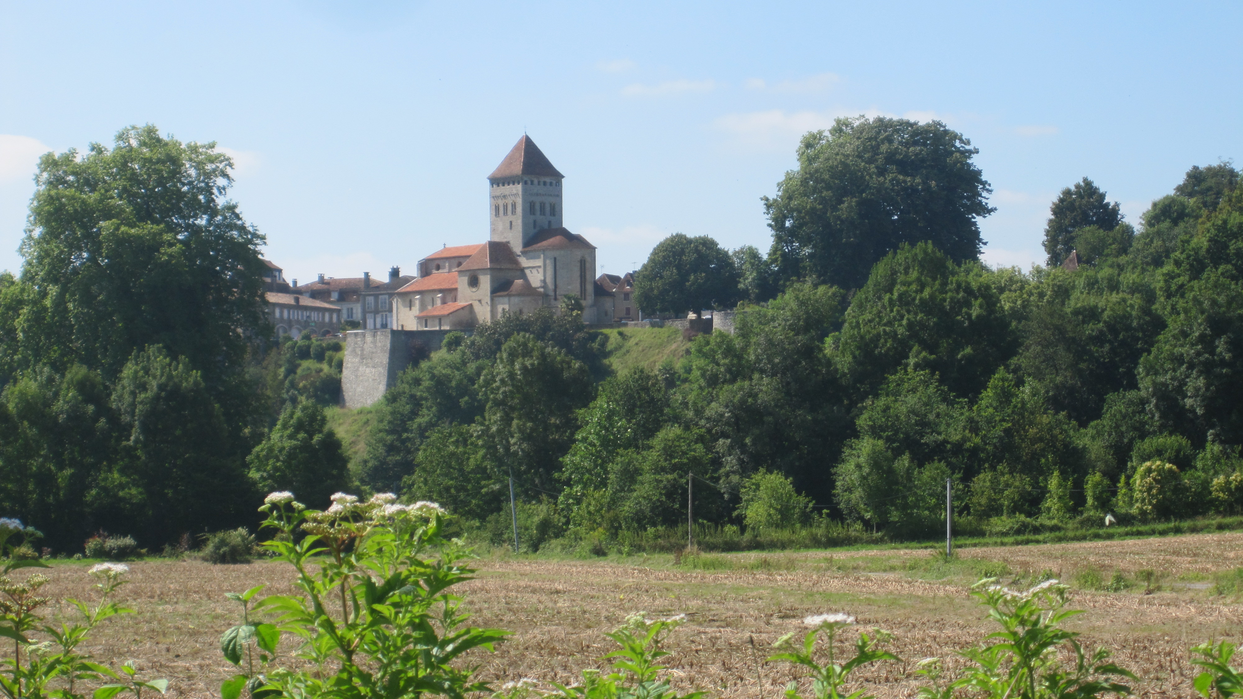 Approaching the town of Sauveterre-de Béarn